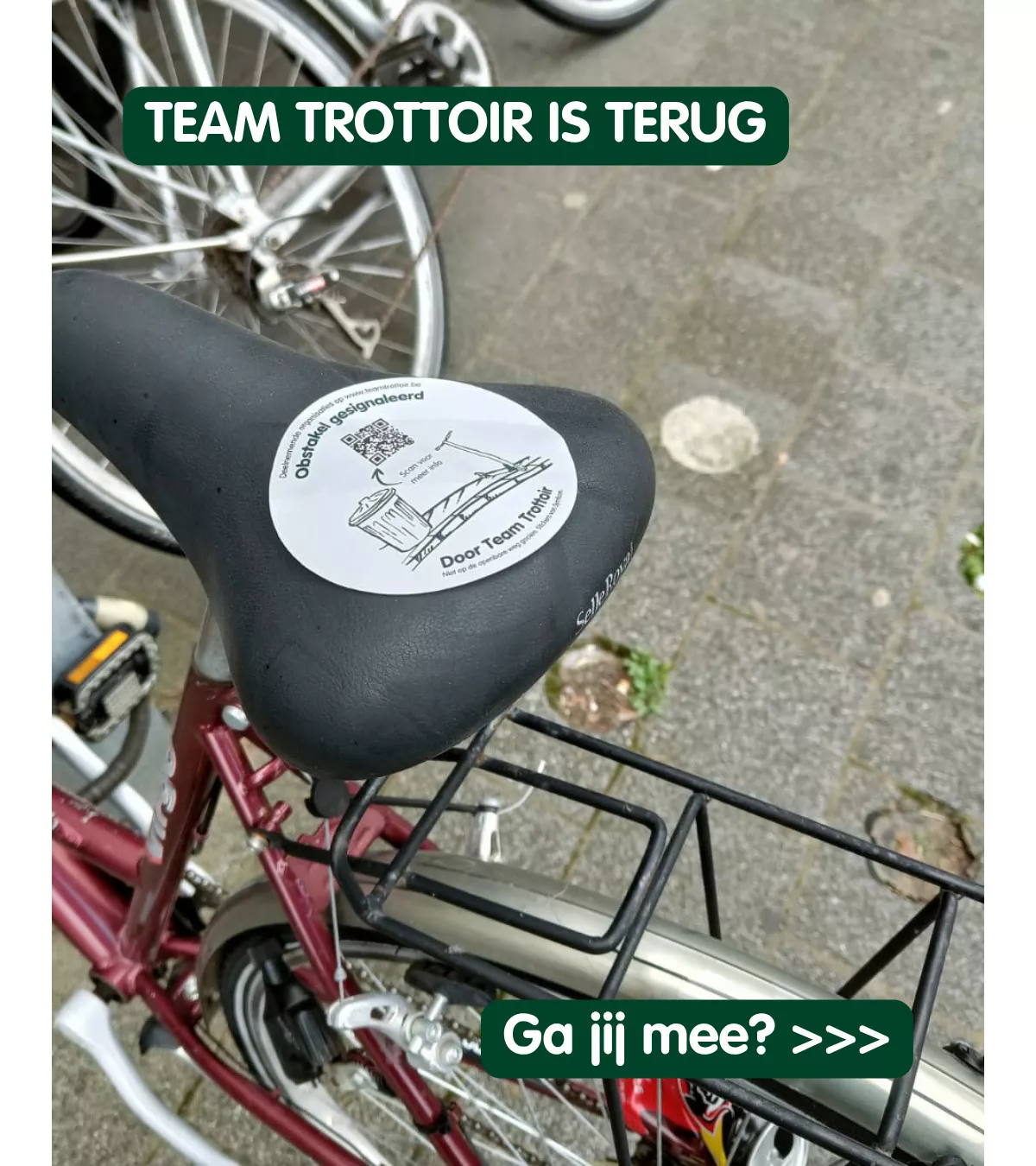 Een foto van een Team Trottoir-sticker die kleeft op het zadel van een slecht geparkeerde fiets. Op de foto staat de tekst: Team Trottoir is terug! Doe jij mee?