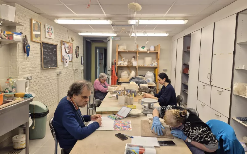 Groep aan het werk in het keramiekatelier