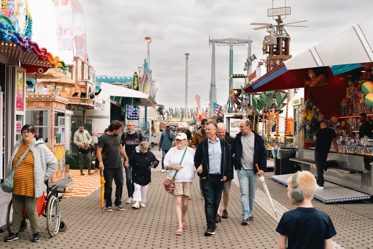 Groep wandelt over de Sinksenfoor
