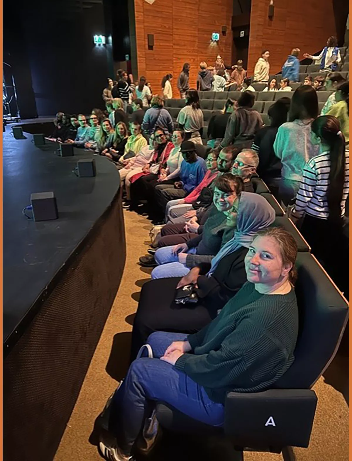 de groep zit op de eerste rij