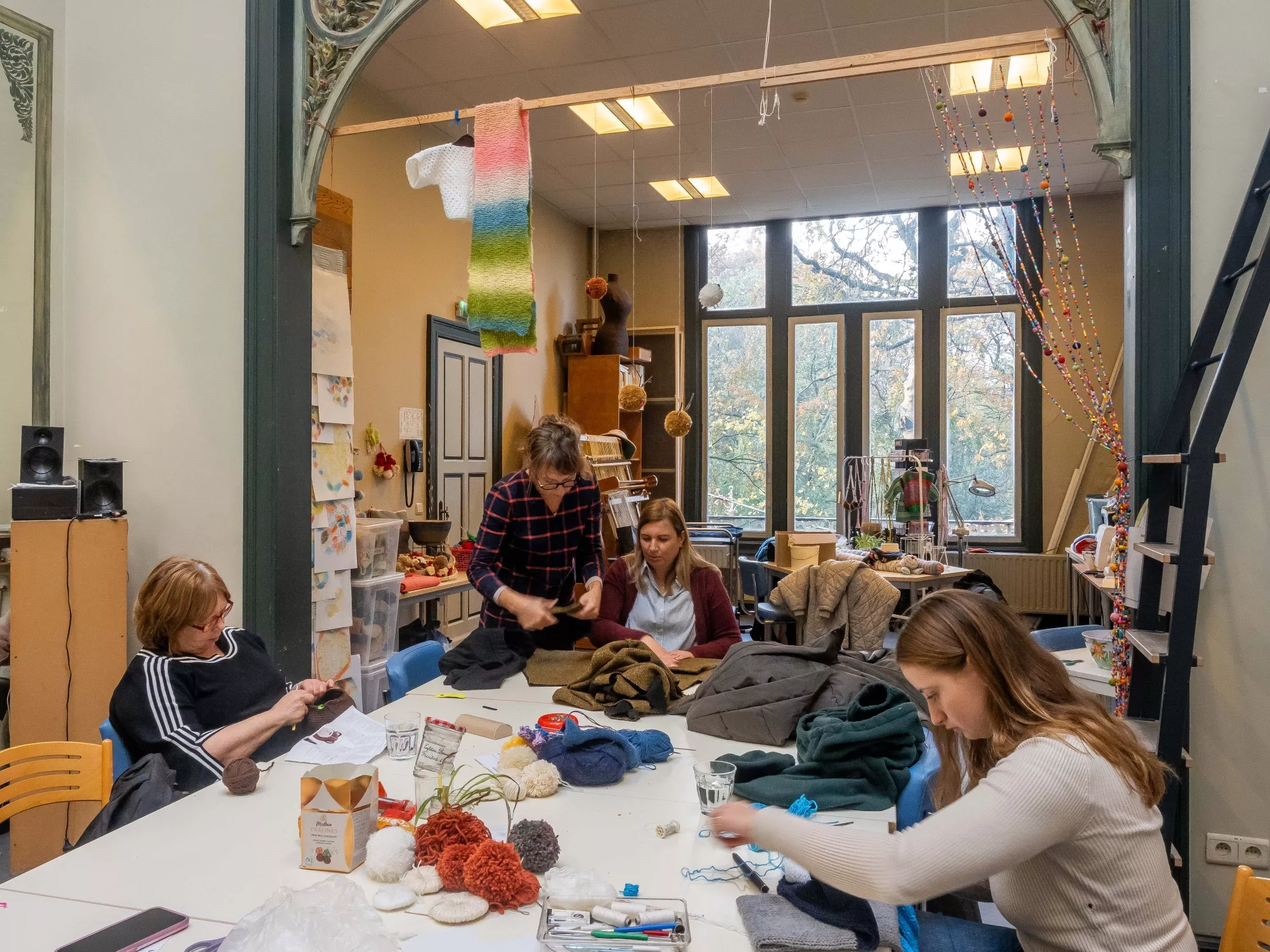 een foto van het textiel atelier of proper atelier 