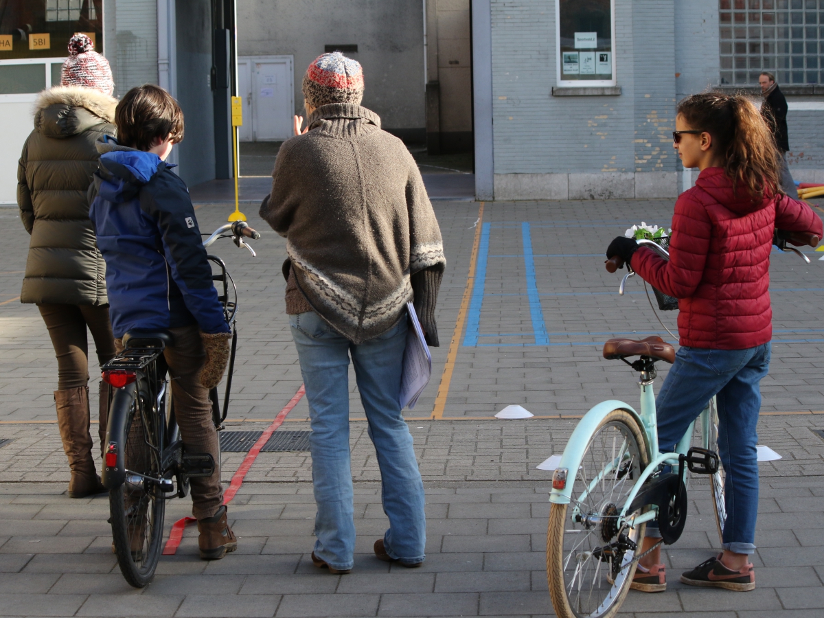 Kinderen met fiets op oefen parcours