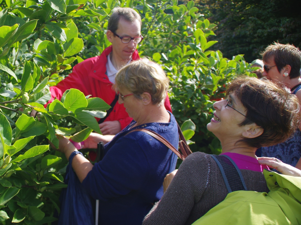 Gerda tijdens een rondleiding in de plantentuin