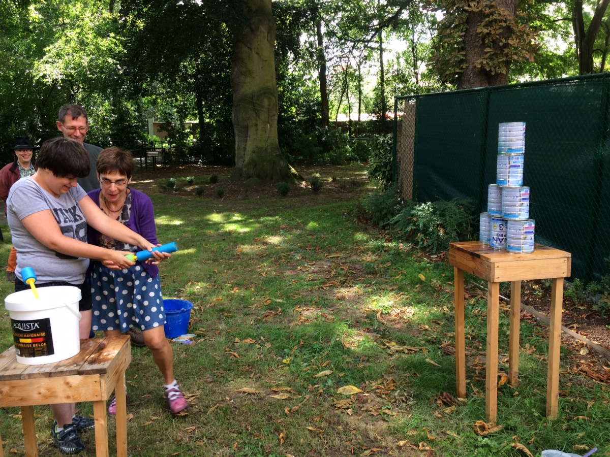 blikjes omver schieten met  een waterpistool      