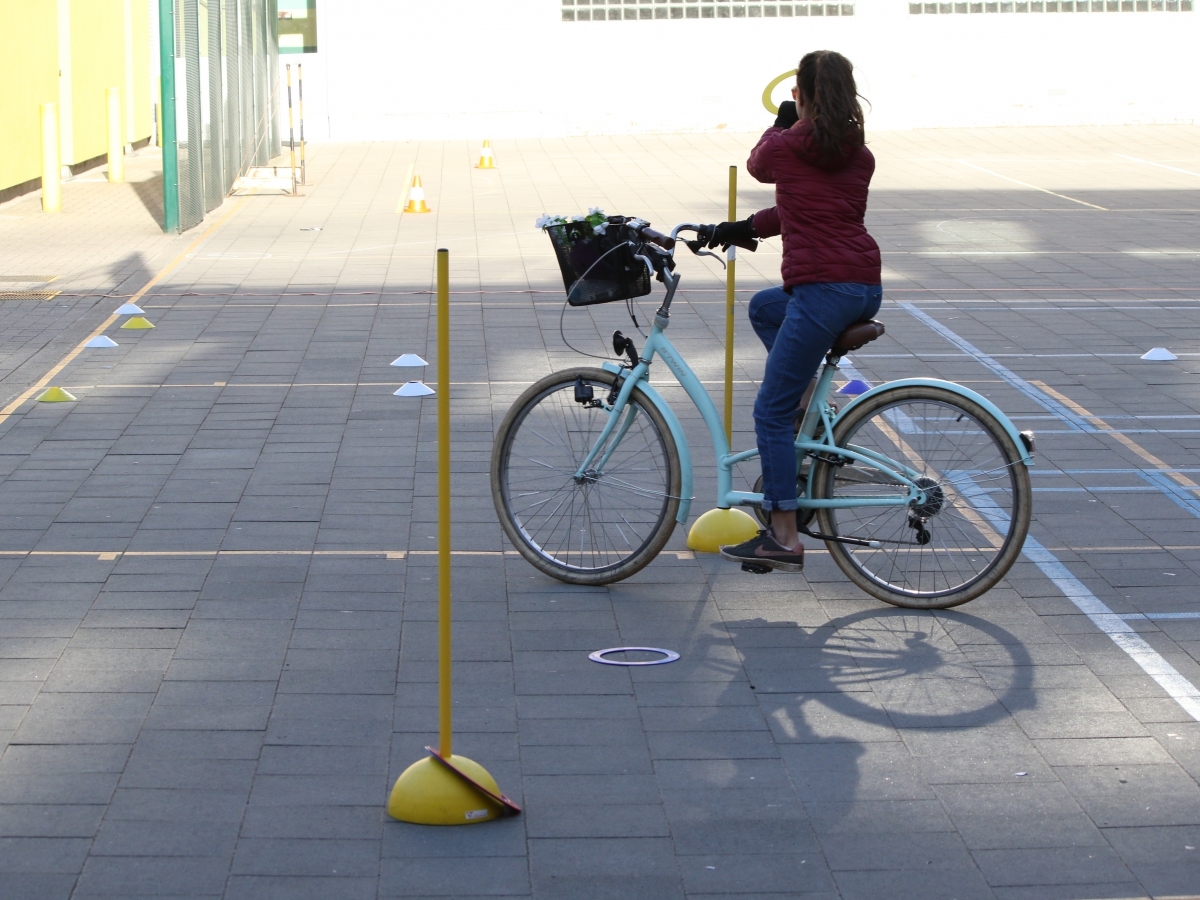 Meisje fietst en voert oefening uit