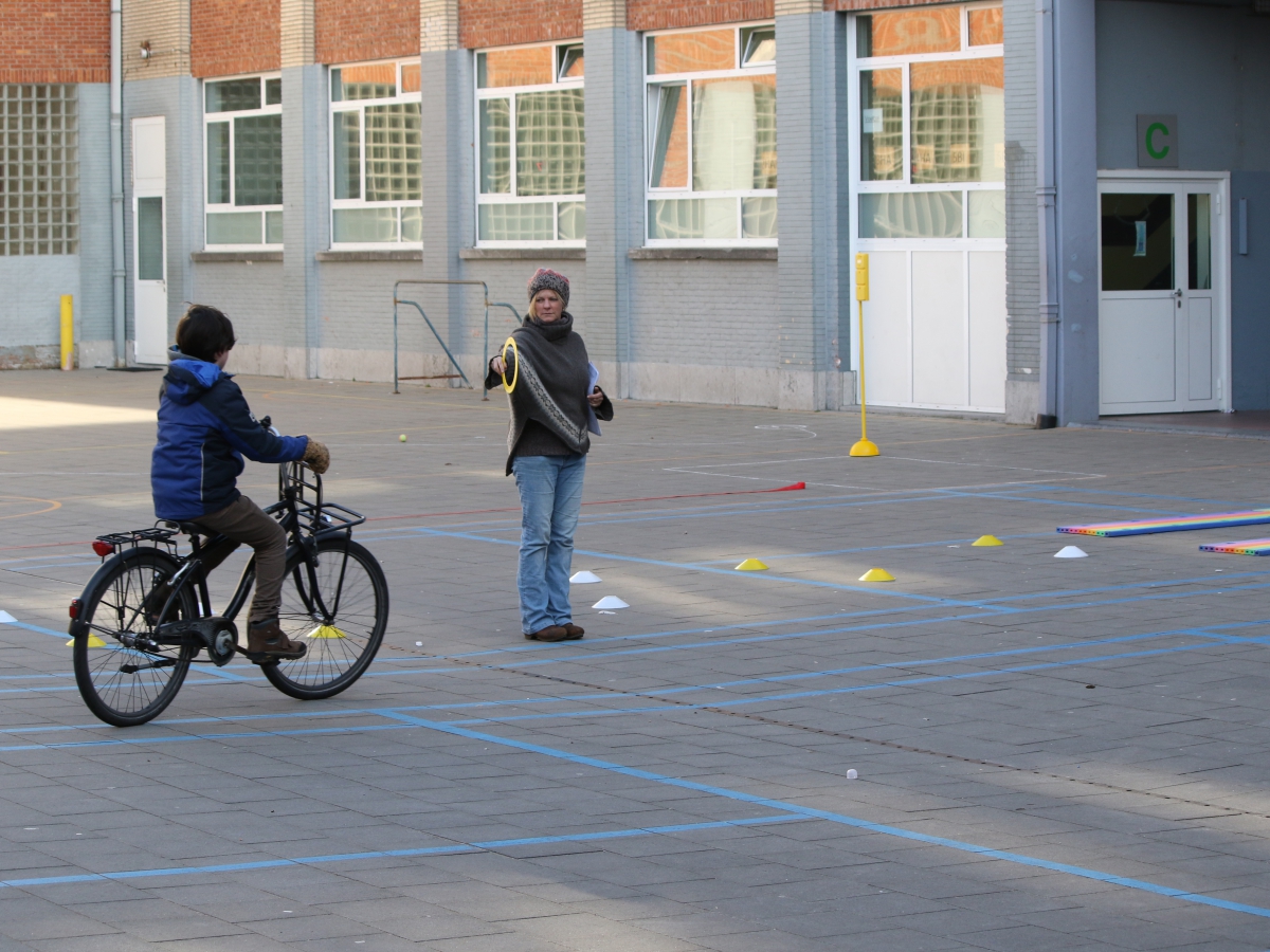 Begeleidster en jongen op fiets