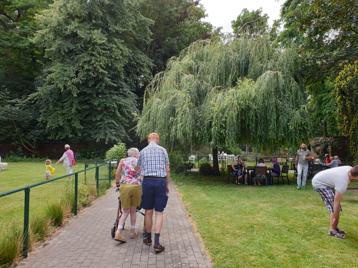 Onder de treurwilg een gezellig samenzijn