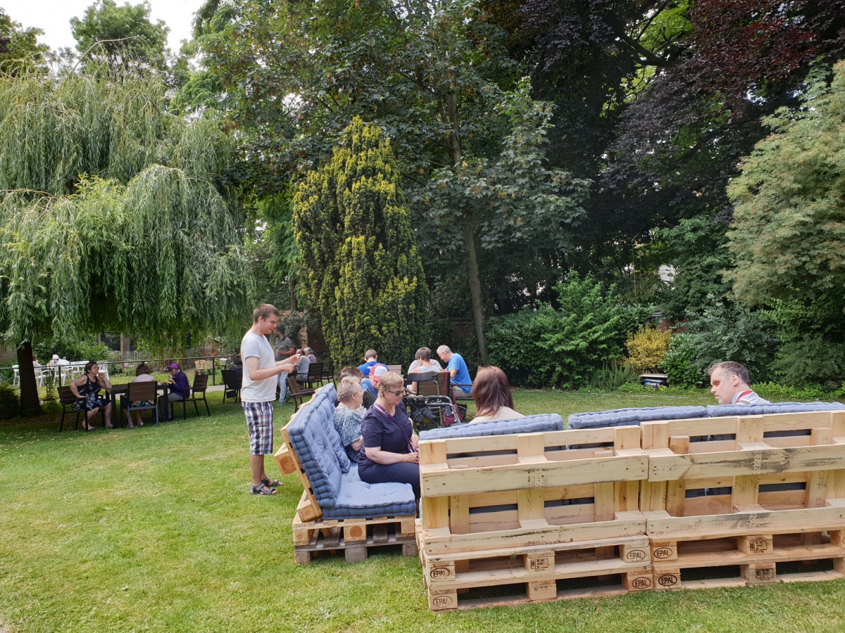 Een echte zomerbar heeft ook relaxzetels