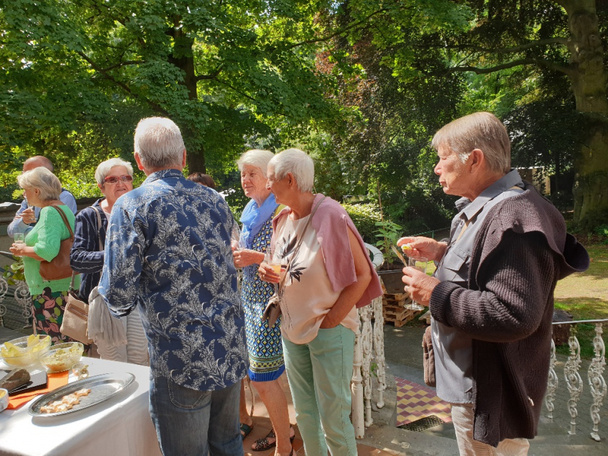 Een groep vrijwilligers staat te babbelen    