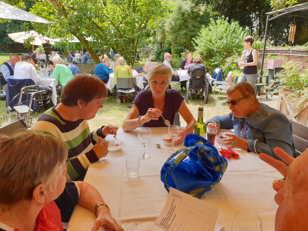 Smullende tafel met coupe aardbei