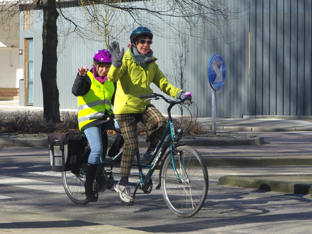 Gerda als voorrijder op de tandem