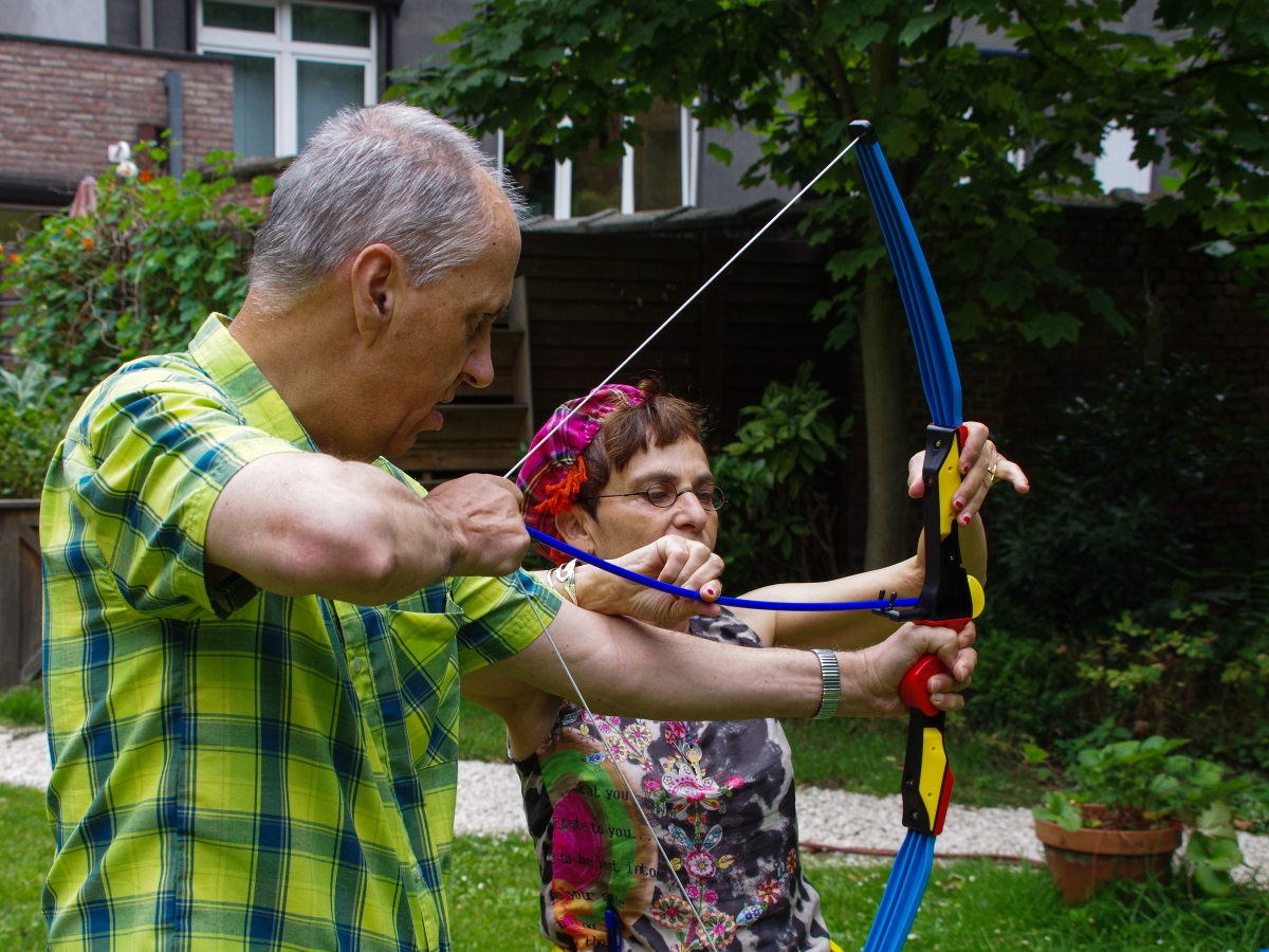 Gerda helpt met boogschieten tijdens de Highlandgames